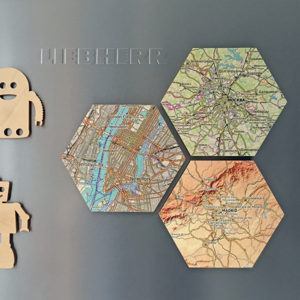 Beispielansicht mit 3 Atlaskacheln am Kühlschrank